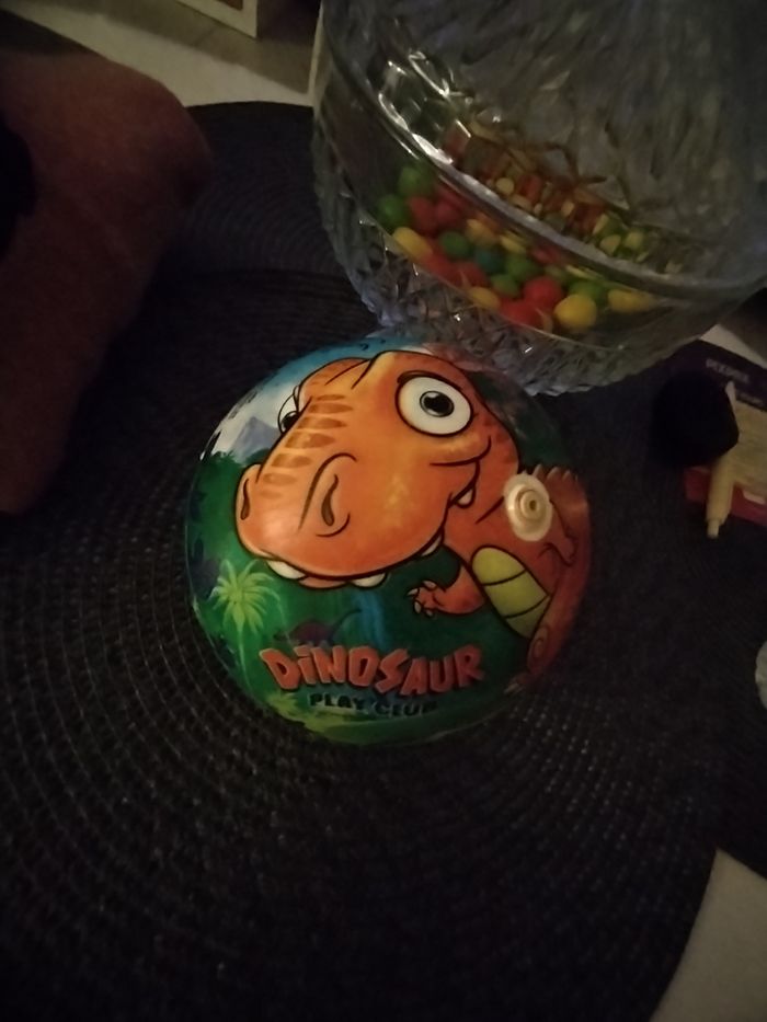 Balle dinosaures en très bon état - photo numéro 2