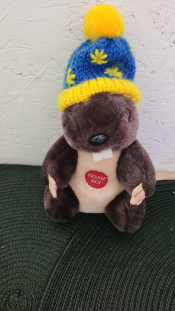 Doudou peluche marmotte bonnet sport d'hiver press me Roda accroche 22 cm