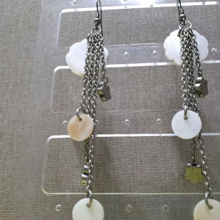 Boucles d'oreilles pendantes argenté et blanc - photo numéro 3