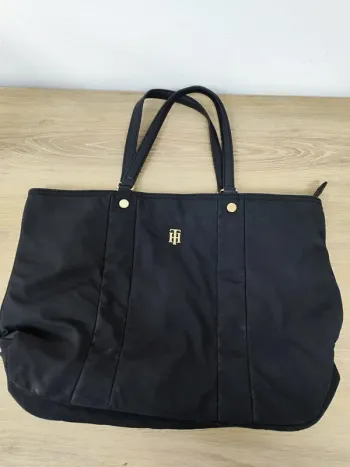 Sac fourre tout Tommy Hilfiger noir, bon état mais quelques marques dans les coins, 48x32cm