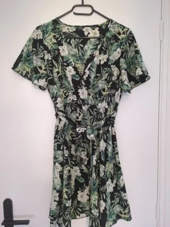 Robe courte Fleurie verte taille S ceinturée a la taille