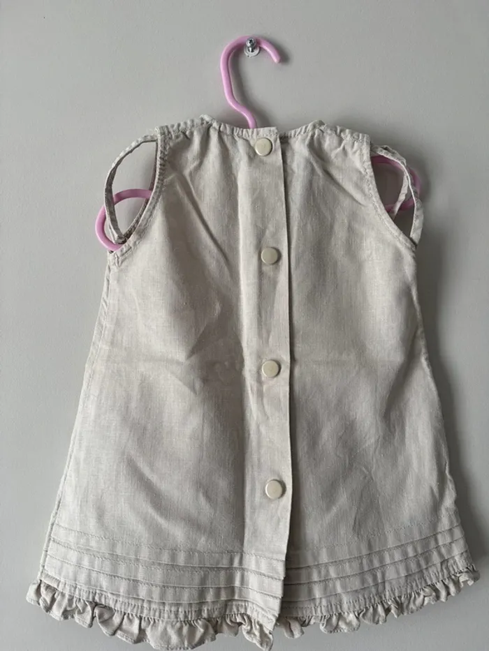 👗robe beige Très bon état - défauts au niveau des boutons - 55% de lin - bébé fille 6mois - 68 cm - photo numéro 4