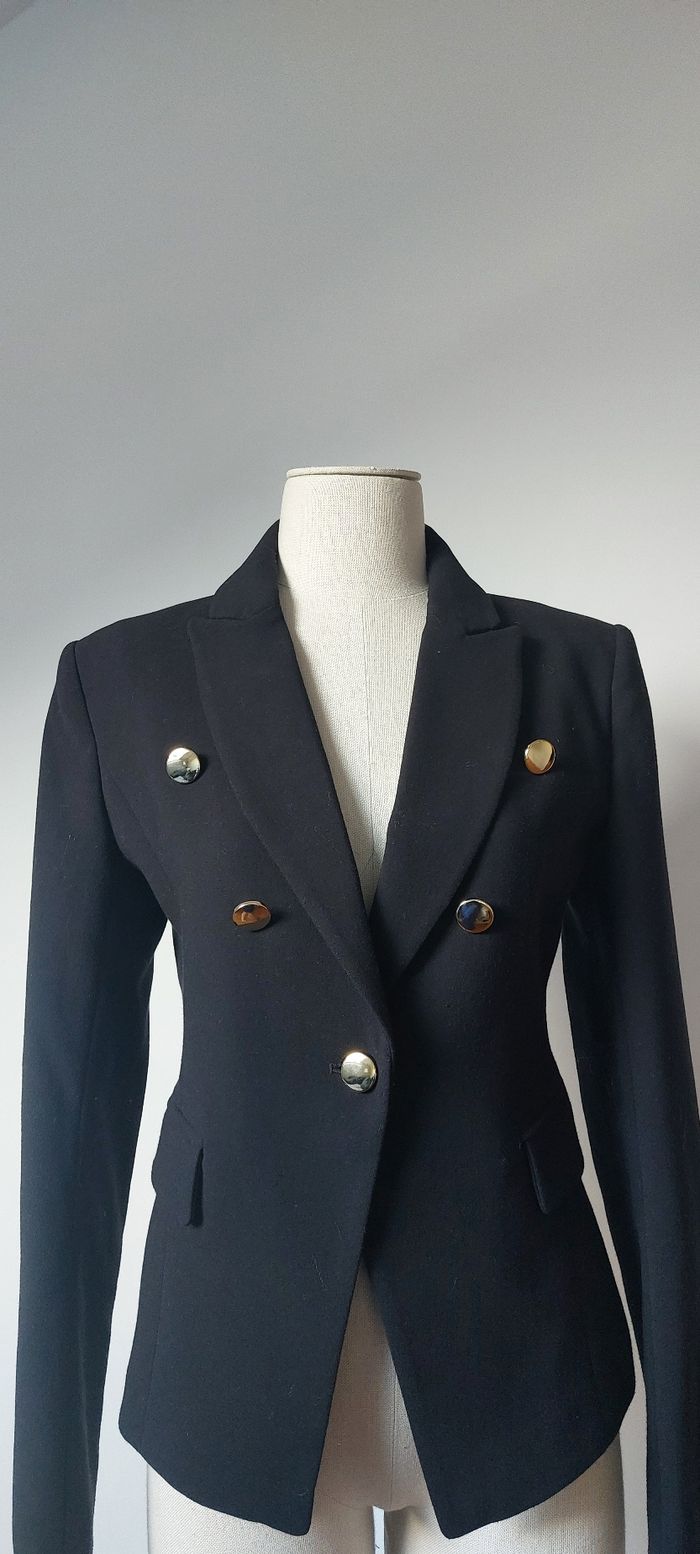 Blazer noir à boutons dorés Coupe cintrée