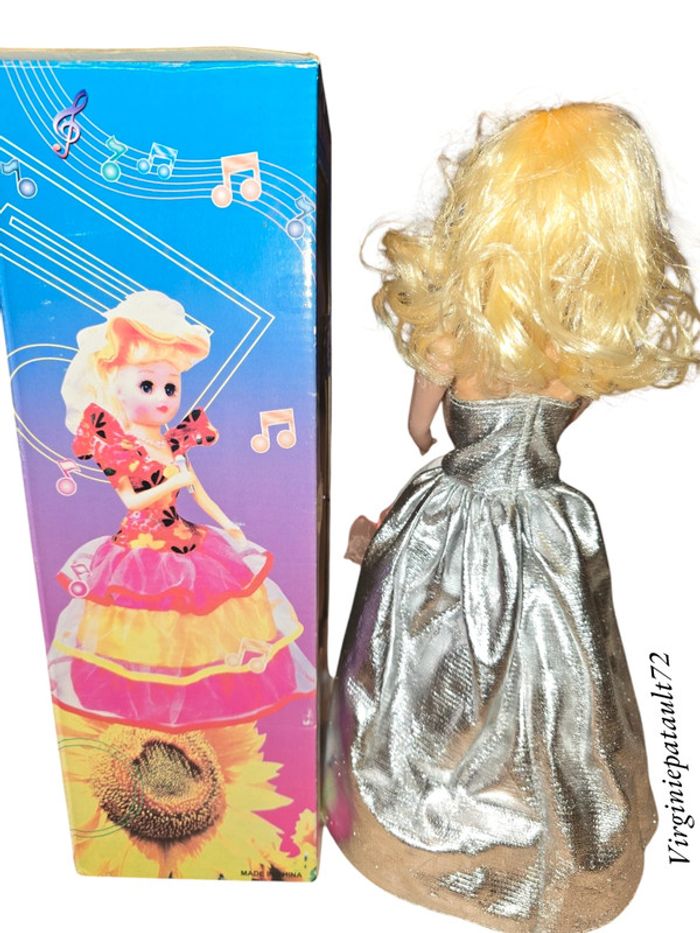 Poupée qui chante 33 cm - photo numéro 2