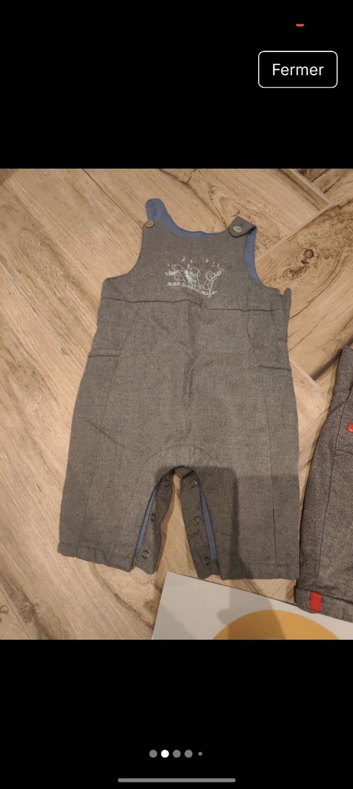 Lot 2 salopettes grises doublé 
Chaude hiver
S'ouvre en totalité sur le bas 
Parfait état 
Taille 3 mois 59-60cm
Marque Obaibi et sergent major - photo numéro 2