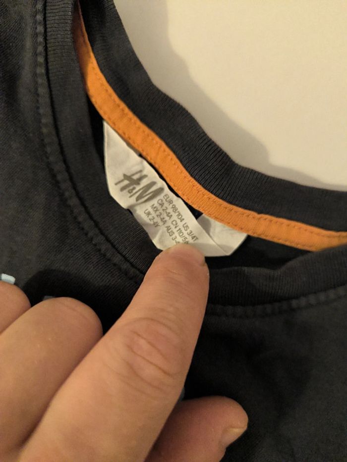 T.shirt H&M. Garçon 98/104cm - photo numéro 2