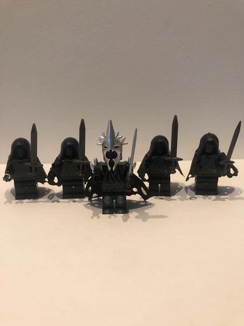 Figurine type lego le roi Angmar et 4 nazguls. Le seigneur des anneaux