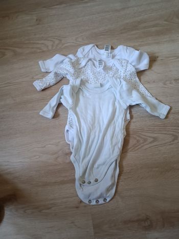 Lot de 3 bodies,sans marque, taille 3 mois