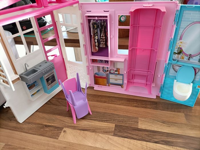 Jolie maison barbie 🏡 + 1 barbie + nombreux meubles et accessoires+ scooter - photo numéro 9