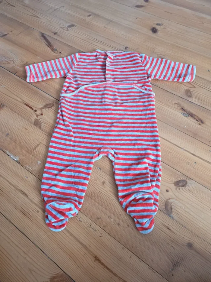 Pyjamas cars 6 mois. - photo numéro 2