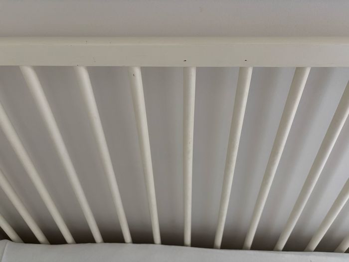 Lit bébé à barreaux en bois blanc - photo numéro 2