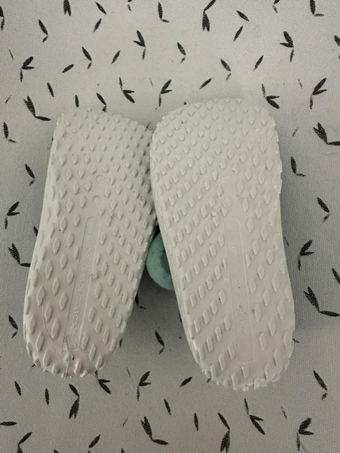 Chaussures aquatiques neuves Décathlon - photo numéro 2