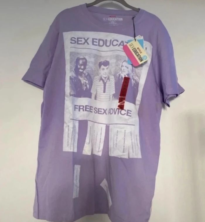 Tee shirt Pull & Bear taille M neuf Référence série Netflix éducation