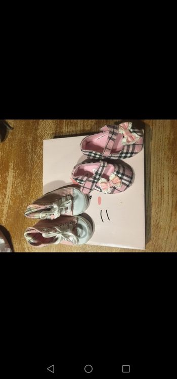 2 chaussures bébés