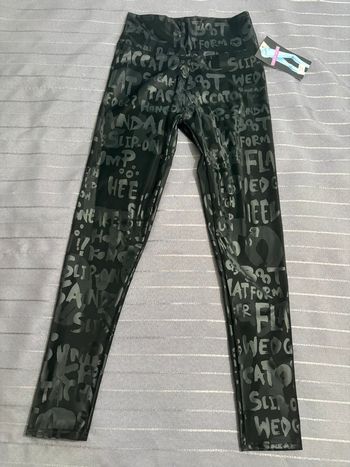 Beau legging simili noir taille haute avec inscriptions effet 3D holographique Neuf