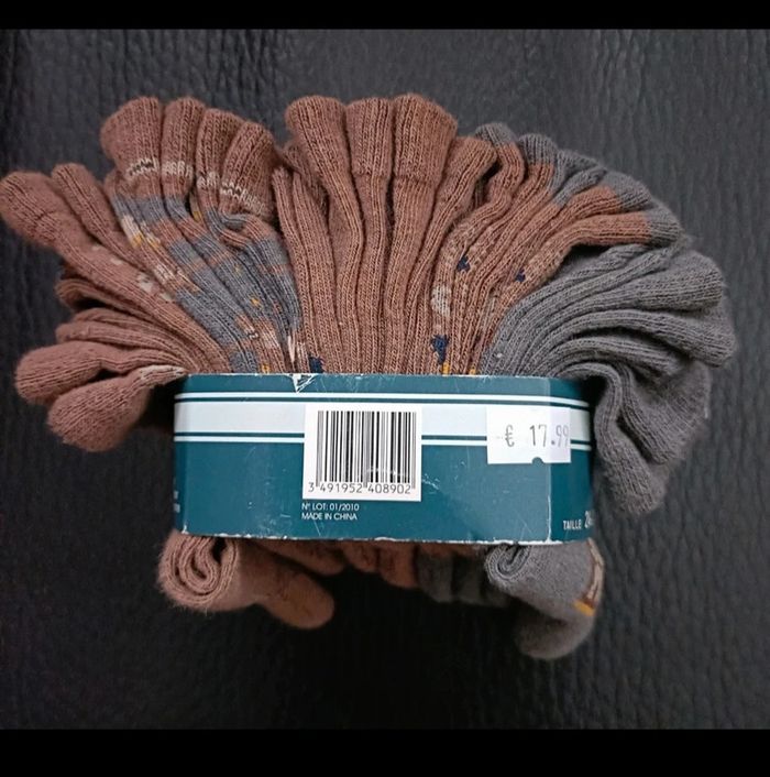 10 paires de chaussettes neuves en 24/26
