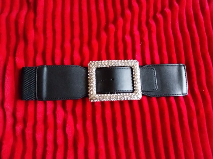 Robe verte avec ceinture - photo numéro 3