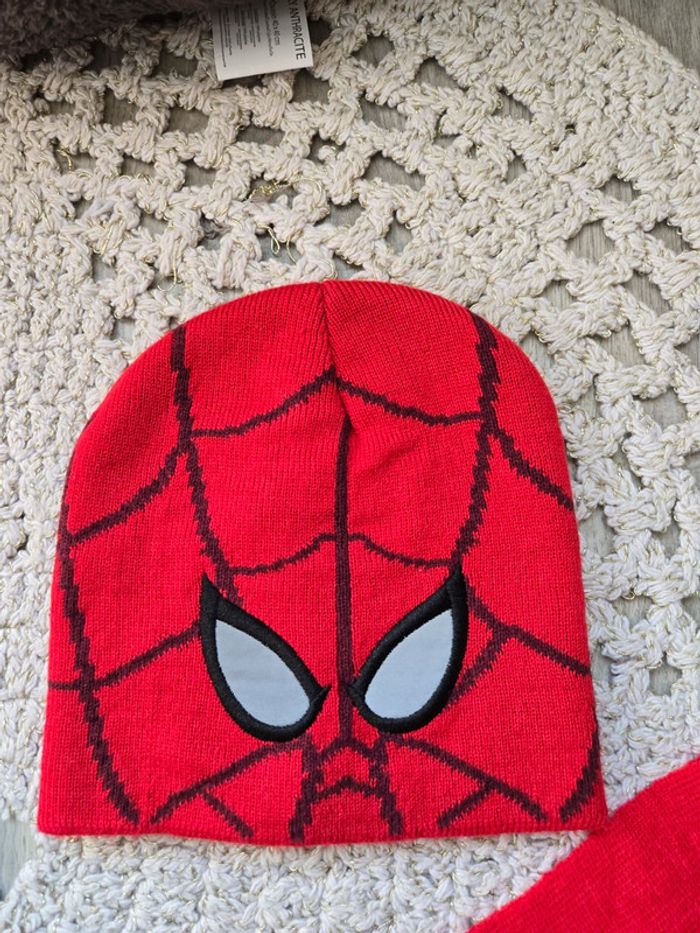 Boy: bonnets et écharpe Obaïbi + Spiderman 3 ans neufs - photo numéro 2
