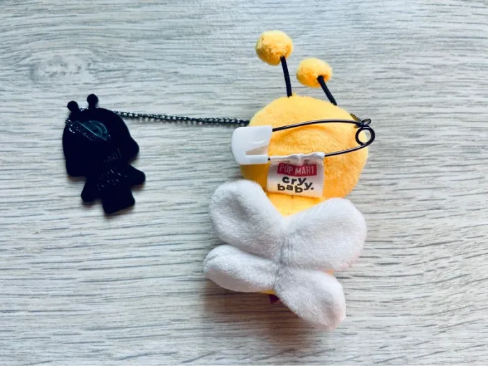 Pop Mart Cry Baby Plush Badge - I’ll Bring You A Flower - photo numéro 3