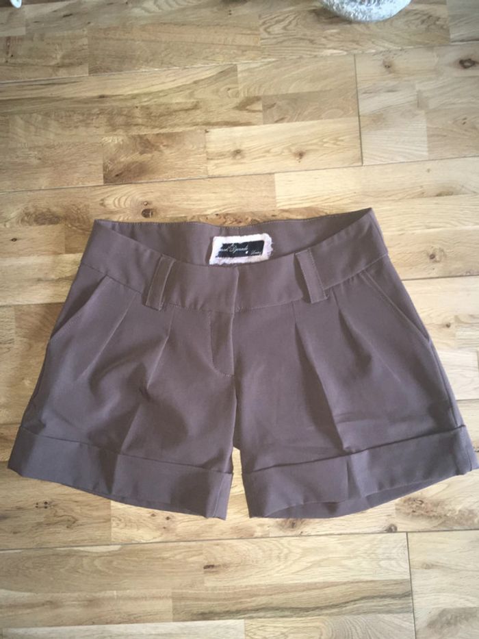 Joli petit short classique marron Sarah djeradi limited 38 - photo numéro 2