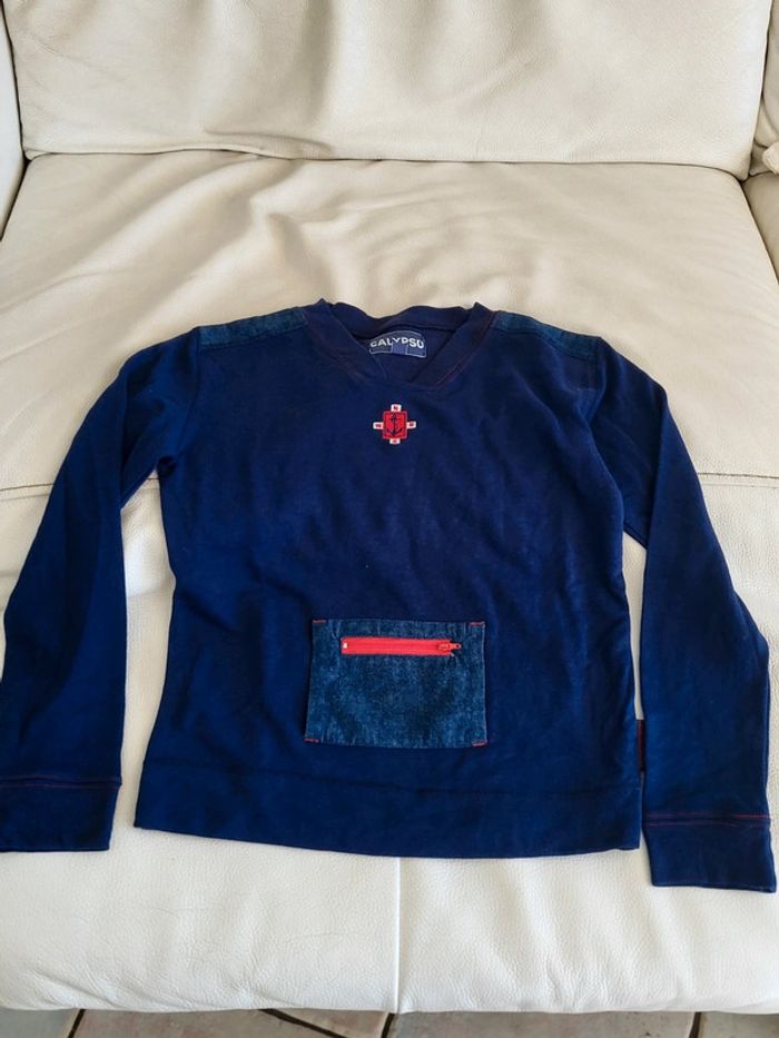 Magnifique pull bleu marine.