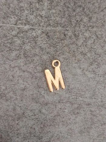Pendentif fantaisie métal doré lettre M