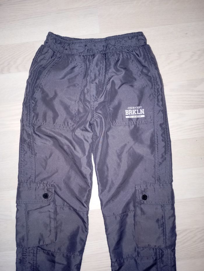 Pantalon léger en nylon gris anthracite foncé genre baggy Tissaia
T. 9 ans
NEUF - photo numéro 2