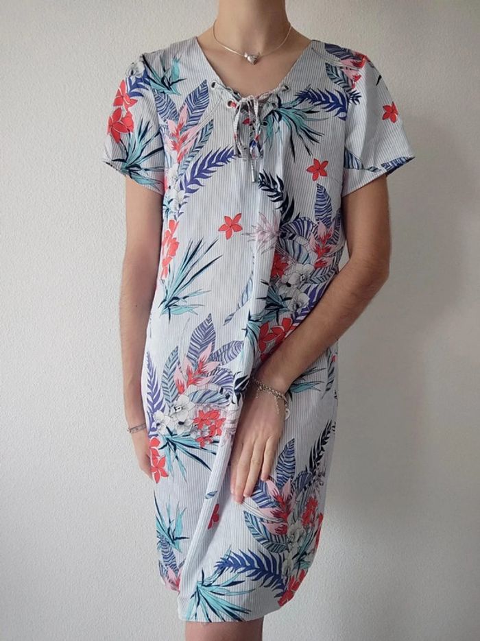 Robe été mi-longue droite fluide fleur exotique bleu rouge blanc / Urban by Gémo - 38/M à 40/L - photo numéro 2