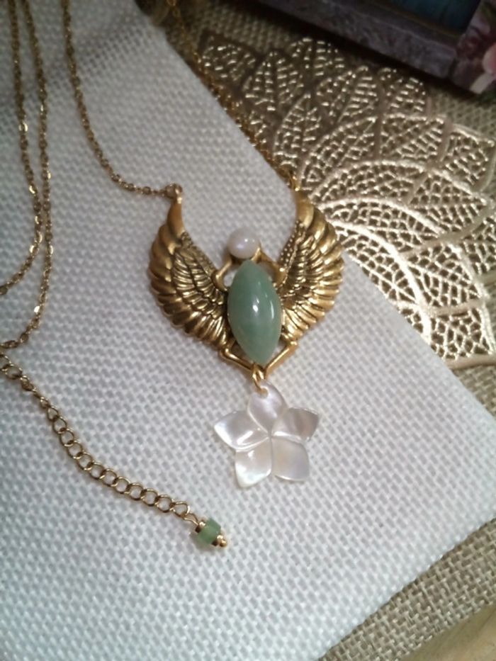 Collier scarabée, pierres semi précieuses et fleur nacrée - photo numéro 5