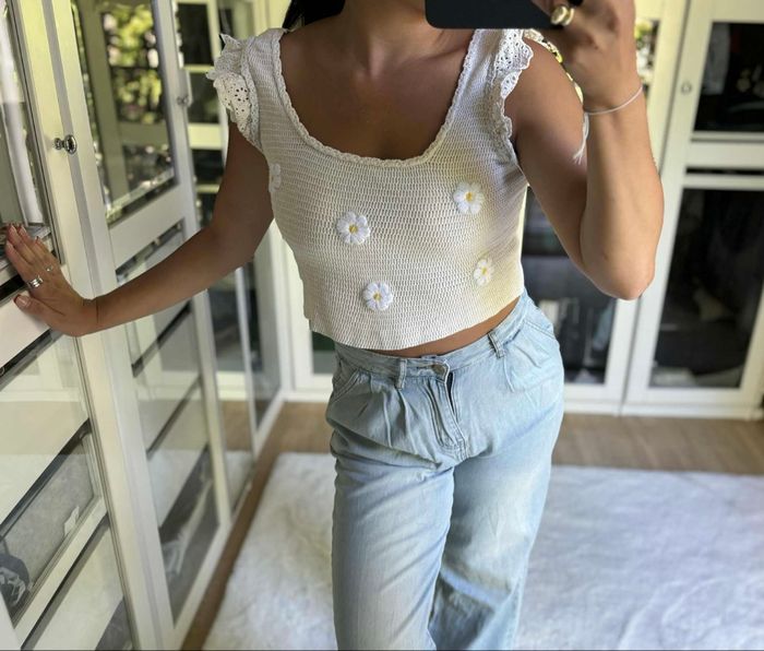 Top crochet blanc avec fleurs brodées bohème