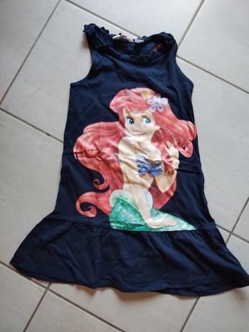 Robe très peu portée excellent état 6-8 ans