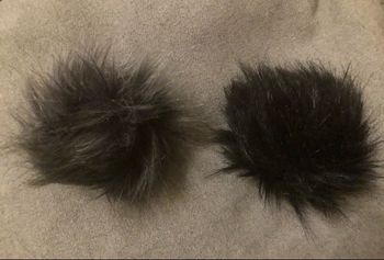 Gros pompons gris et noir