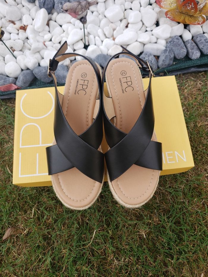 Sandales 🎀 FPC pointure 37 10€ - photo numéro 3