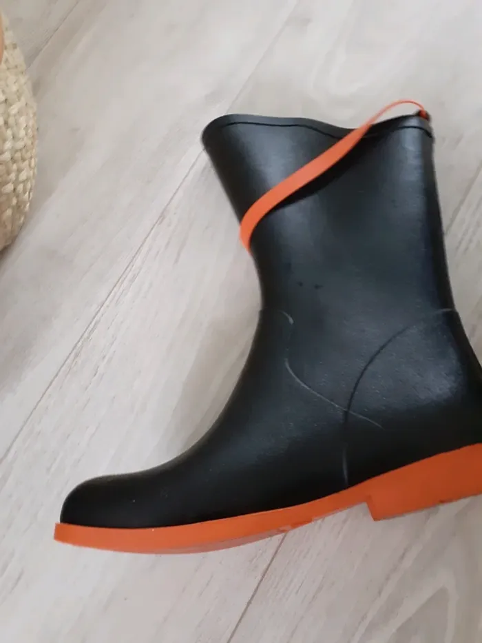 Bottes de pluie noire et rouge marque By Only. - photo numéro 2