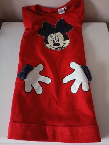 Robe rouge sans manche,8 ans,polyester et élasthanne. Paillettes .Minnie, Disney. Très bon état