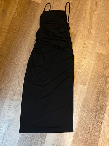 robe de soirée noire, dos, nu et croisées