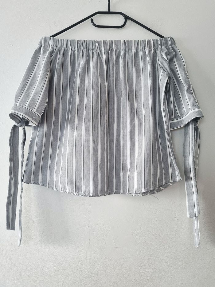 Top gris rayé épaules dénudé