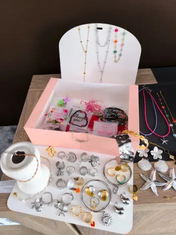 Lot de 50 bijoux dorés et argentés