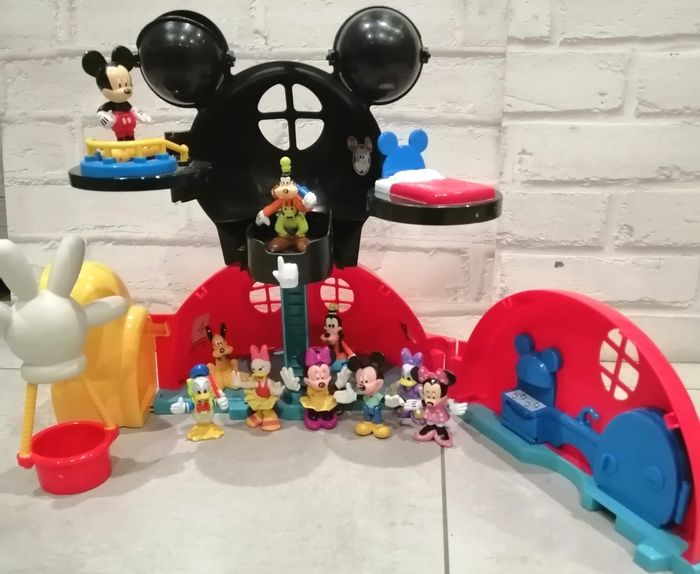 Maison de mickey plus personnages