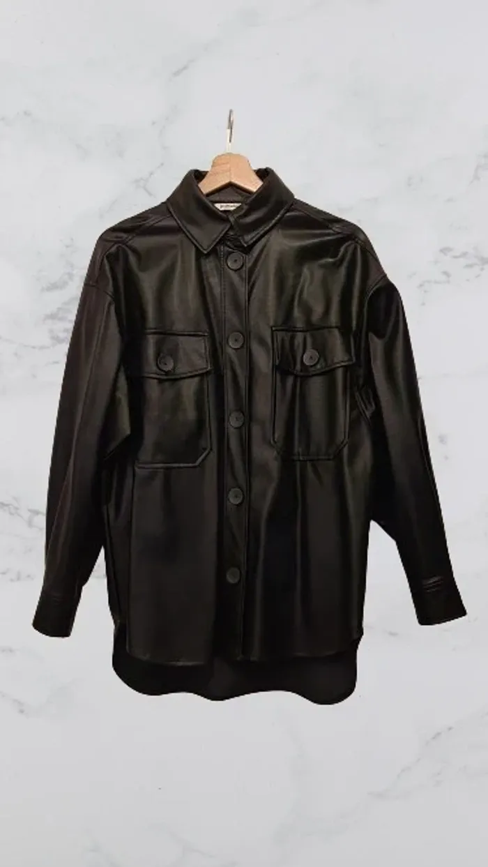 chemise simili cuir noir stradivarius