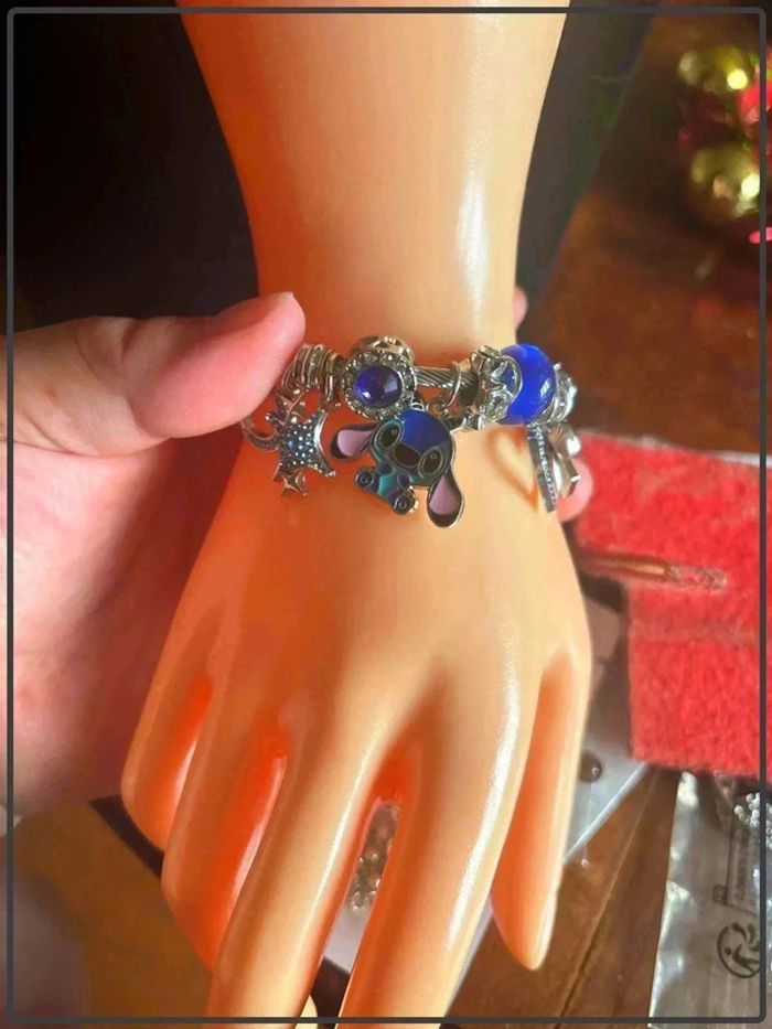 Magnifique bracelet à breloques Disney stitch