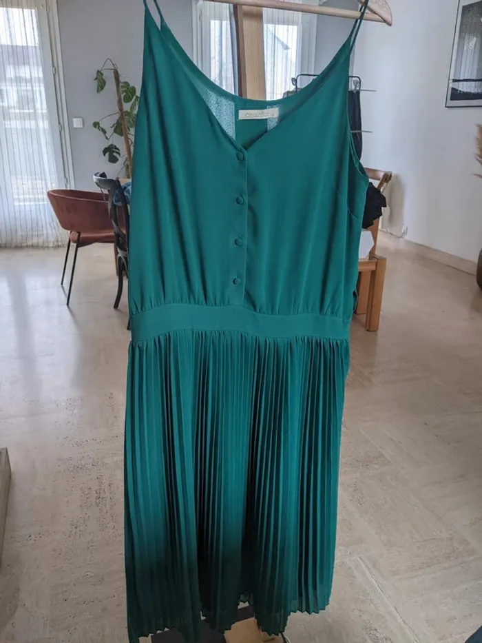 Robe longue verte plissée
