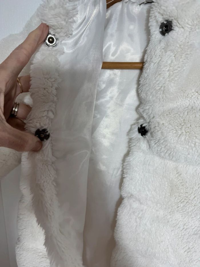 Manteau fausse fourrure avec capuche - photo numéro 2