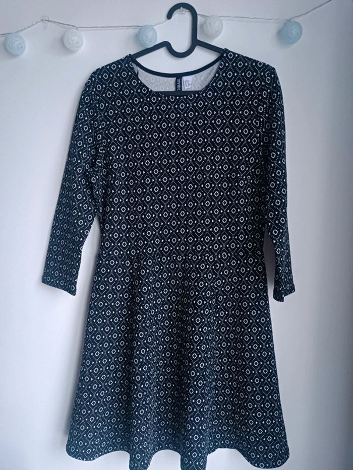 Robe patineuse noire motifs ethniques blancs H&M
Taille 40
Neuf - photo numéro 2