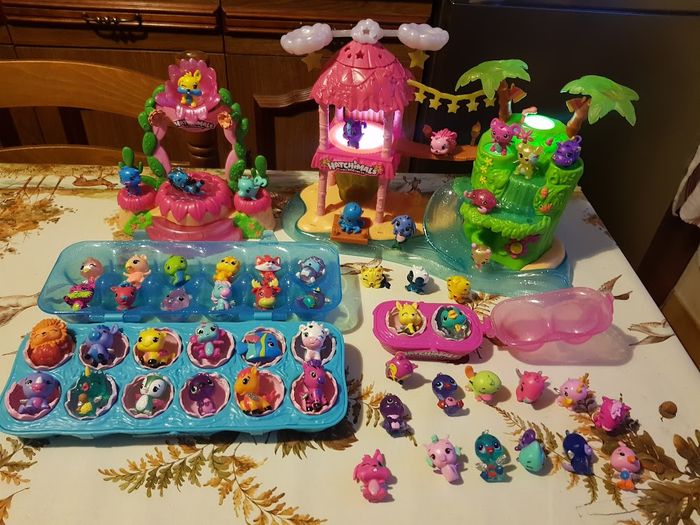 Lot île fête tropicale + 55 figurines Hatchimals + playset tous en scène + boite