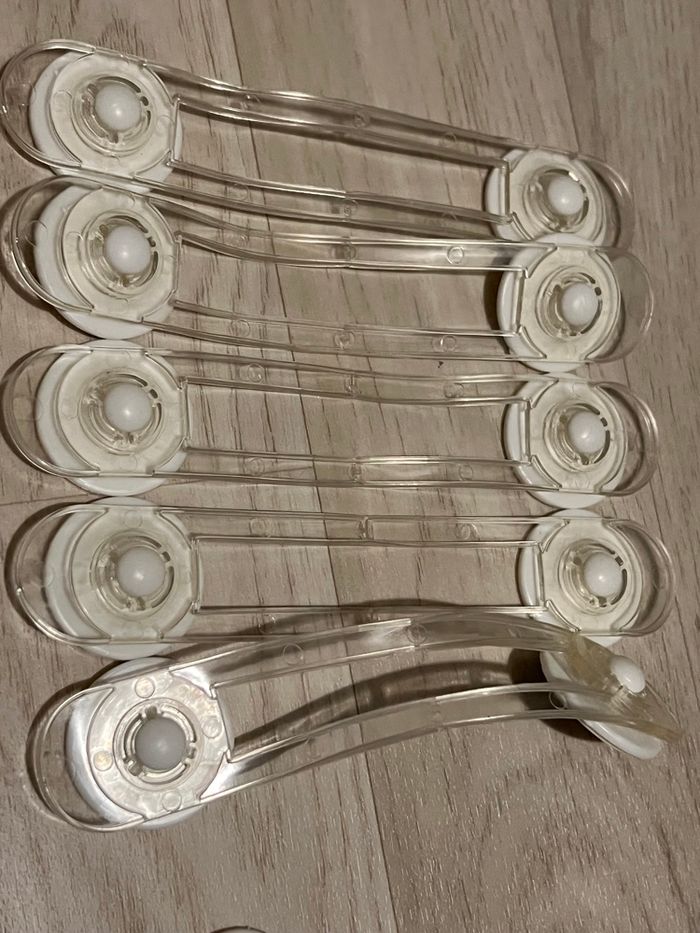 Bloque porte de placard sécurité bébé - photo numéro 2