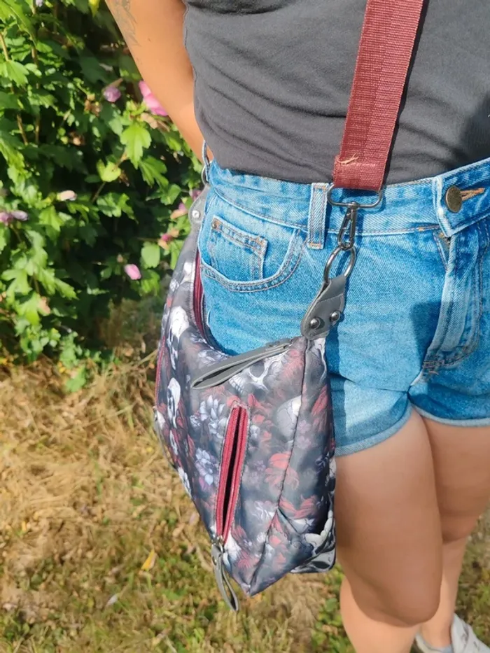 Sac à main gothique dark romance noir blanc bordeau crâne et fleurs - photo numéro 4