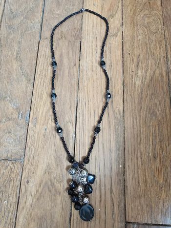 Collier sautoir avec breloque
