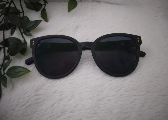 🌸Lunette de soleil noir et or neuve🌸 - photo numéro 2