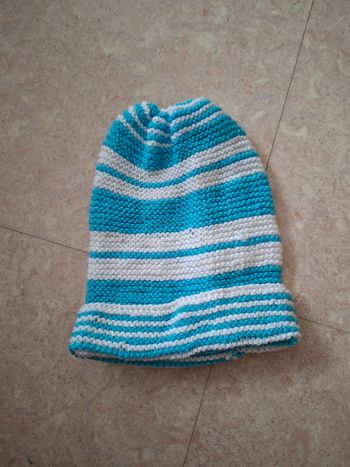 Bonnet tricoté rayé bleu et blanc